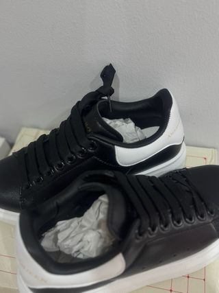 Alexander McQueen Negra y Blanca