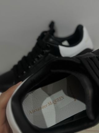 Alexander McQueen Negra y Blanca