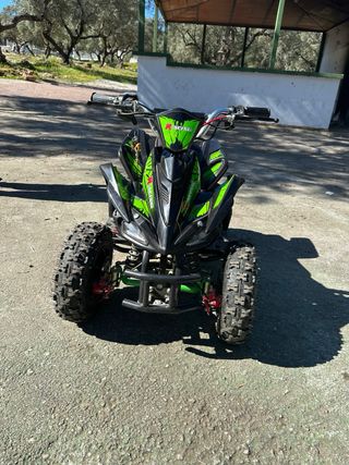 Quad infantil eléctrico negro y verde