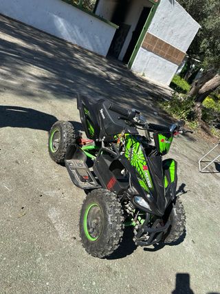 Quad infantil eléctrico negro y verde
