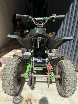 Quad infantil eléctrico negro y verde