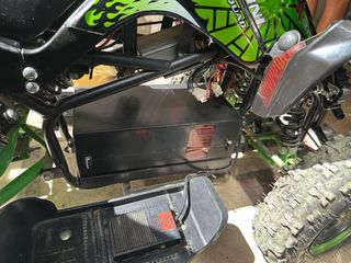 Quad infantil eléctrico negro y verde