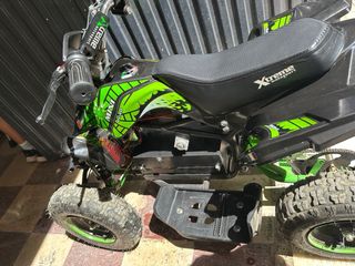 Quad infantil eléctrico negro y verde