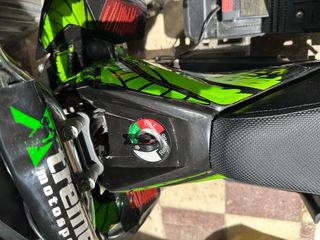 Quad infantil eléctrico negro y verde