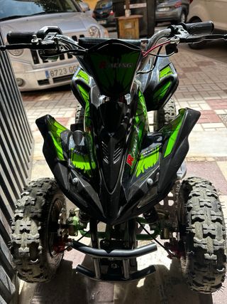 Quad infantil eléctrico negro y verde