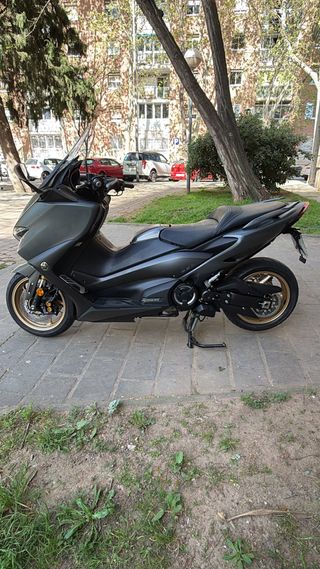 Yamaha T-Max 560 Tech Max finales 2020 Gris