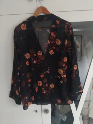 Blusa mujer estampada floral. Transparente.