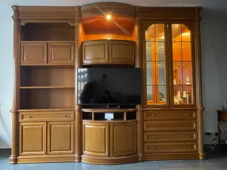 Mueble de comedor con vitrina y luz