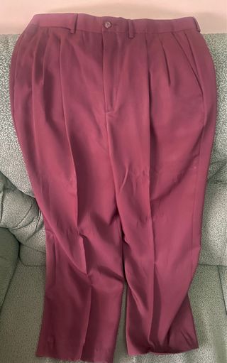 Traje de novio granate