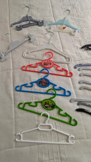 33 Perchas Infantiles Plástico