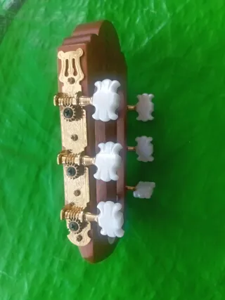 Clavijeros de guitarra dorados