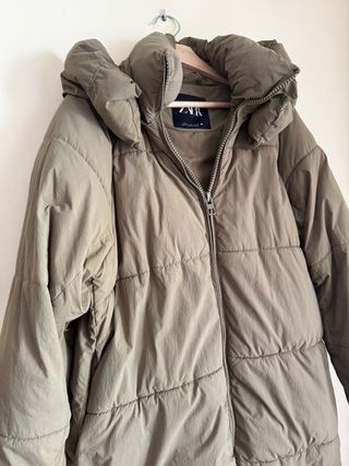 Plumas acolchado Zara Caqui