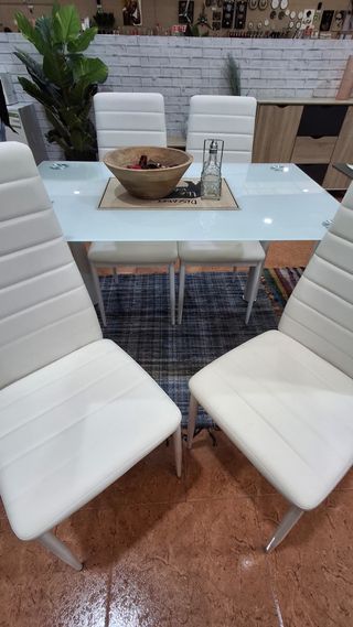 Mesa Cristal Templado + 4 Sillas Blancas