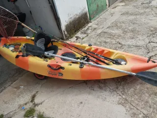 Piragua naranja y amarilla con accesorios