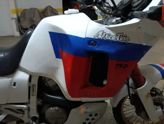 Moto Off-Road Roja y Blanca