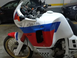 Moto Off-Road Roja y Blanca