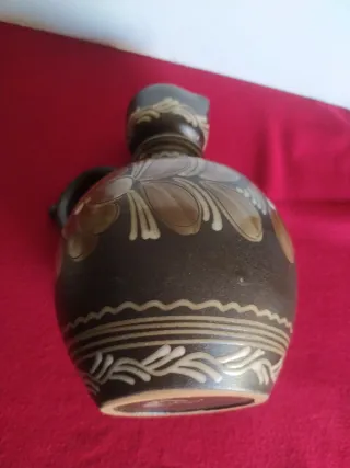 Antico vaso in ceramica decorato