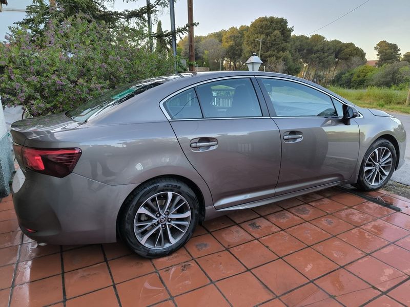 Toyota Avensis 2018 - foto 1