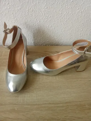 Zapatos de tacón plateados con pulsera