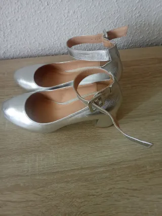 Zapatos de tacón plateados con pulsera