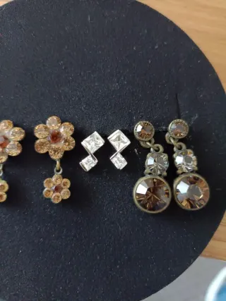 Lote de pendientes dorados y marrones