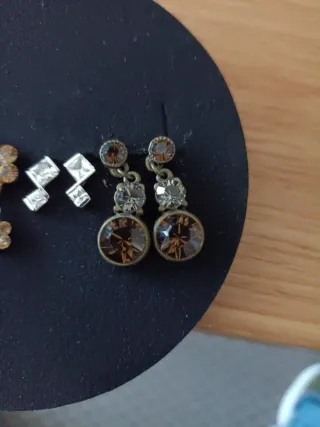 Lote de pendientes dorados y marrones
