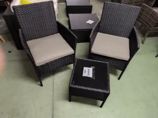 Mesa ratán sintético más dos sillones.