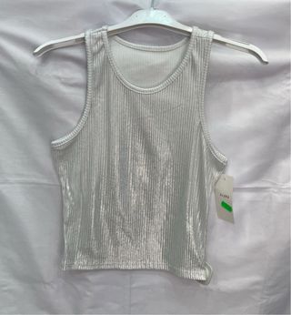 Camiseta metálica plateada y negra