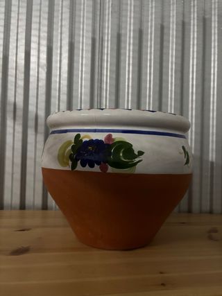 Maceta de cerámica decorada
