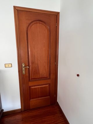 Puerta de madera maciza