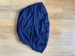 Top azul oscuro fruncido para dama de honor