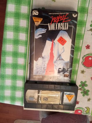 Película VHS El Mañana Nunca Muere