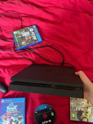 PS4 con 3 giochi FIFA e Family Fun Pack