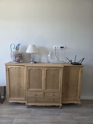 Aparador de madera con detalles