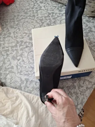 Botín tacón elástico puntera piel negro