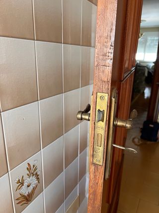 Puerta madera con cristales