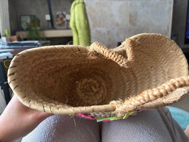 Cestita infantil de paja con adornos