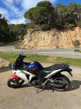 Honda CBR 250r - Moto deportiva azul y roja