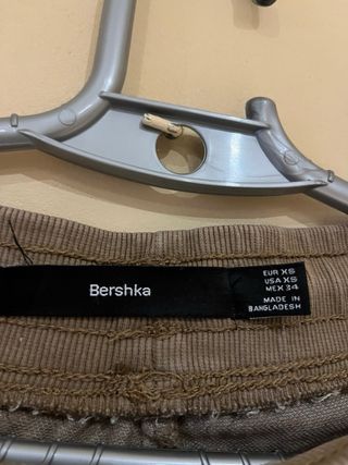 Pantalones cargo marrones con bolsillos