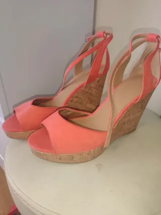 Zapatos de cuña color coral