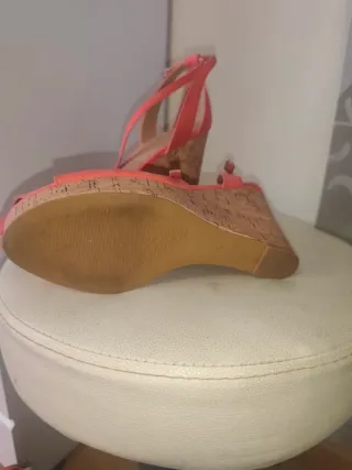 Zapatos de cuña color coral