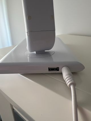 Lámpara de mesa LED blanca con puerto de carga USB
