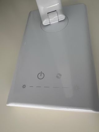 Lámpara de mesa LED blanca con puerto de carga USB