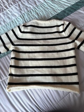 Camisola às riscas preta e branca