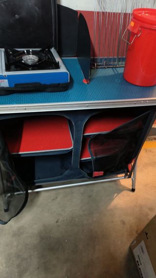 Tienda de campaña azul y naranja