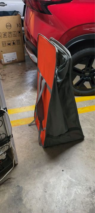 Tienda de campaña azul y naranja