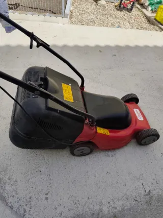 Cortacésped eléctrico Champion rojo