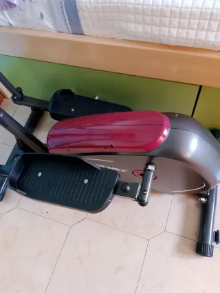 Bicicleta Elíptica Gris y Roja