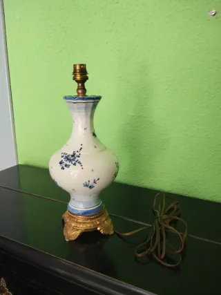 Lámpara de mesa cerámica azul y blanca