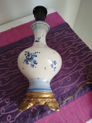 Lámpara de mesa cerámica azul y blanca